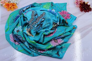 Foulard en soie turquoise peint à la main avec des papillons dans une boîte cadeau 5