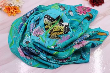 Foulard en soie turquoise peint à la main avec des papillons dans une boîte cadeau 4