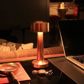 Lampe de table portable minimaliste en or rose rechargeable avec bouton tactile 2