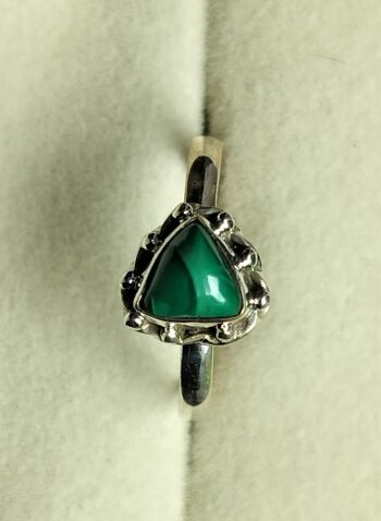 Bague faite à la main en argent 925 et malachite véritable coupe trillion 3