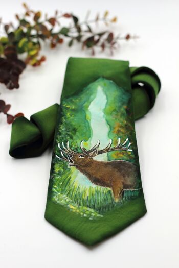 Cravate en soie peinte à la main sur le thème de la chasse 1 - dans une boîte cadeau 2