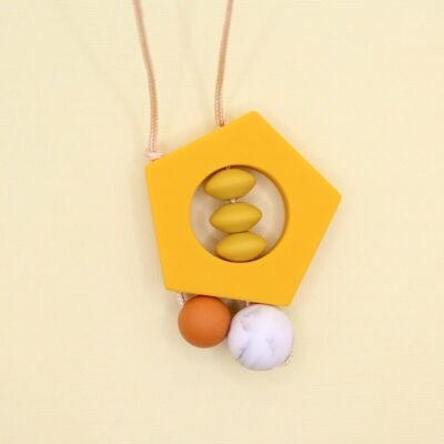 Collana con pendente in silicone pentagono giallo ambra "Penny" - senape, arancio bruciato e marmo