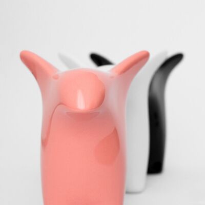 Figura decorativa in porcellana | Curioso pinguino rosa salmone