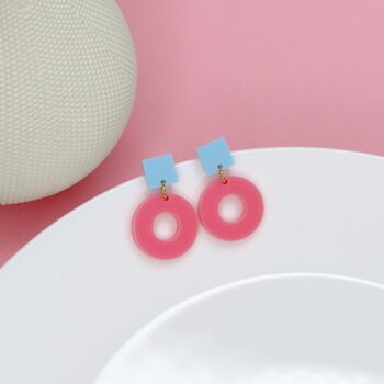 Boucles d'oreilles à tige carrée en bleu clair et rose 1