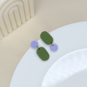 Boucles d'oreilles asymétriques Big Claire en olive lilas 1