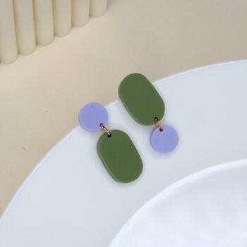 Boucles d'oreilles asymétriques Big Claire en olive lilas 2