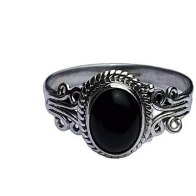 Hermoso anillo hecho a mano de plata de ley 925 con ónix negro natural de diseñador