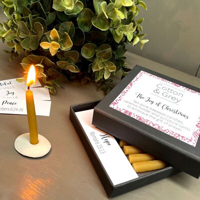 La alegría de las velas navideñas con tarjetas de las Escrituras