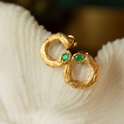 Orecchini con ramo a cerchio aperto asimmetrico con smeraldo - Gold Vermeil