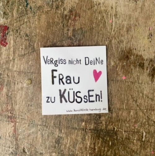 Sticker "Vergiss Nicht Deine Frau Zu Küssen"