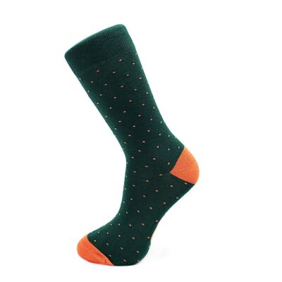 Kieferngrüne Socken mit orangefarbenen Punkten