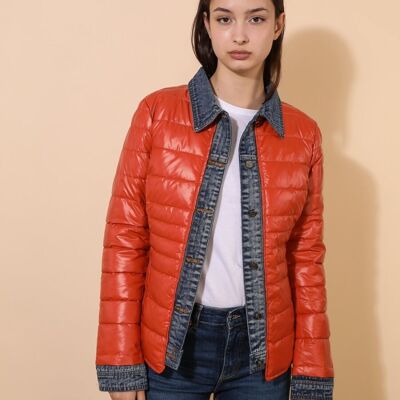 Kurze wattierte Jacke aus Denim aus zwei Materialien mit metallischer Polsterung in Orange