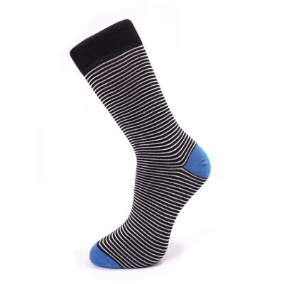 Socken mit schwarzen und weißen Streifen
