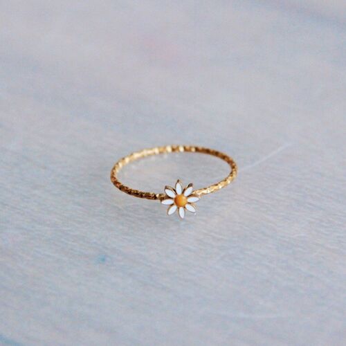 Stainless steel twisted ring with mini daisy flower - gold