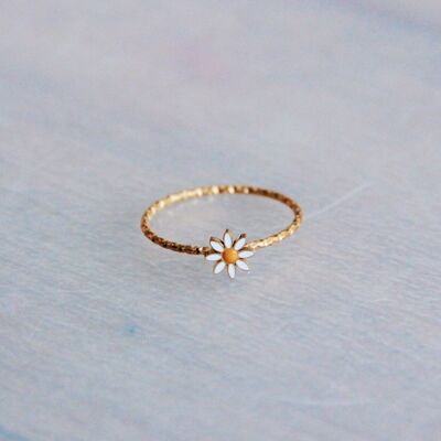 Gedrehter Ring aus Edelstahl mit Mini-Gänseblümchen – Gold