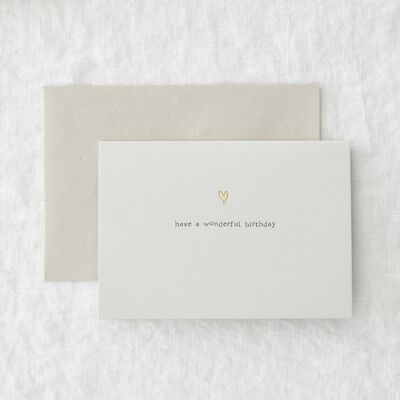 Une merveilleuse carte de voeux simple feuille d'or coeur d'anniversaire