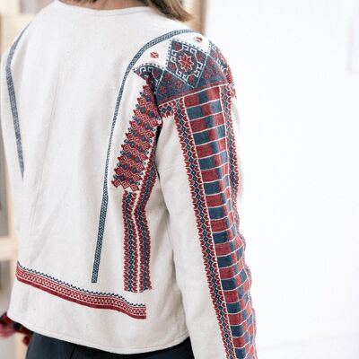 Chaqueta con bordados recuperados de LANA SIBERIE