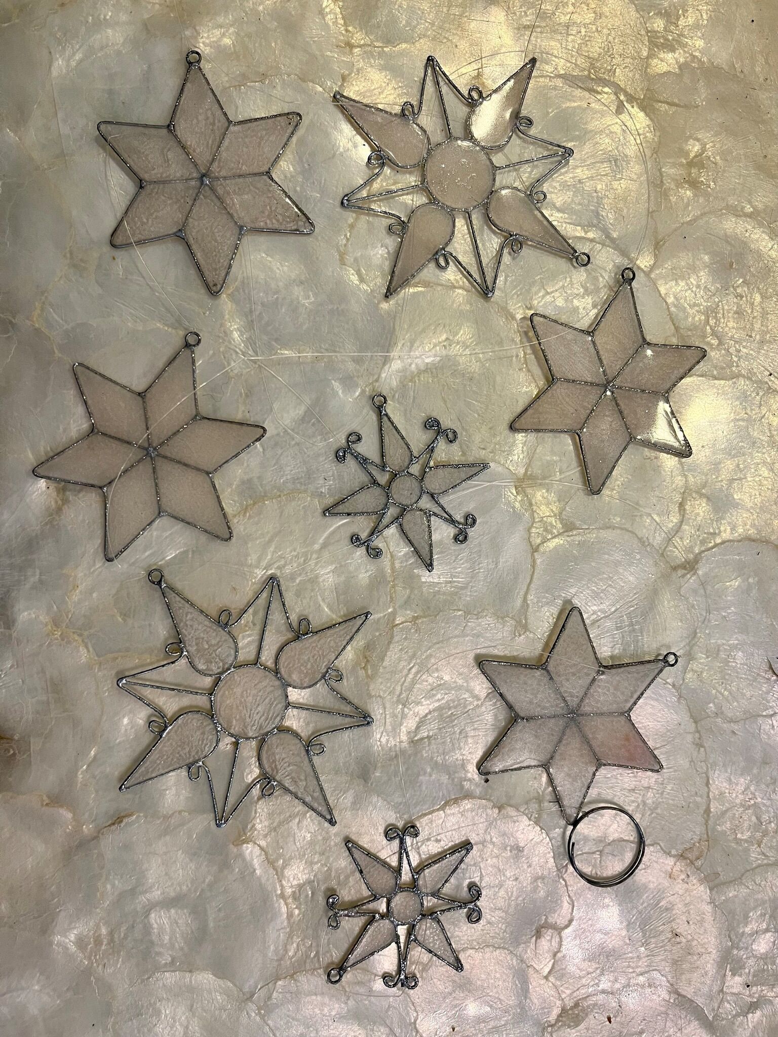 Corona de Navidad blanca con copos de nieve y estrellas