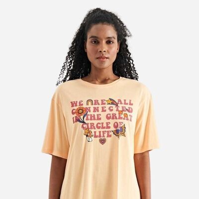 Übergroßes Damen-T-Shirt – Sanftes Orange mit Buchstabendruck