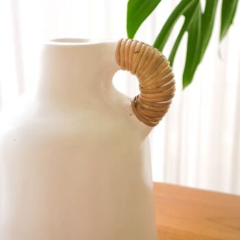 Vase Blanc Petit vase décoratif pour fleurs séchées ou fleurs coupées, coulé à la main en argile avec anse en rotin SANA 2