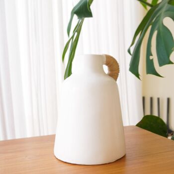 Vase Blanc Petit vase décoratif pour fleurs séchées ou fleurs coupées, coulé à la main en argile avec anse en rotin SANA 3