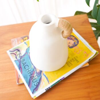 Vase Blanc Petit vase décoratif pour fleurs séchées ou fleurs coupées, coulé à la main en argile avec anse en rotin SANA 4