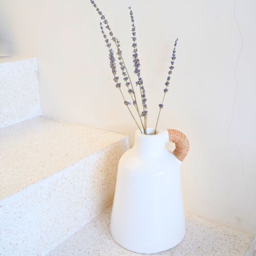 Vase Weiß Kleine Dekovase für Trockenblumen oder Schnittblumen Handgegossen aus Ton mit Henkel aus Rattan SANA