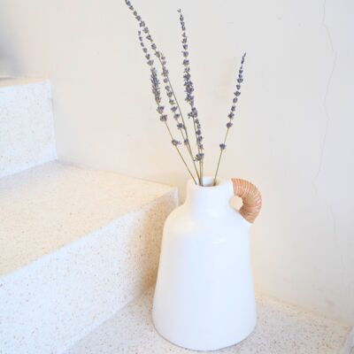Jarrón Blanco Pequeño jarrón decorativo para flores secas o cortadas, fundido a mano en arcilla con asa de ratán SANA