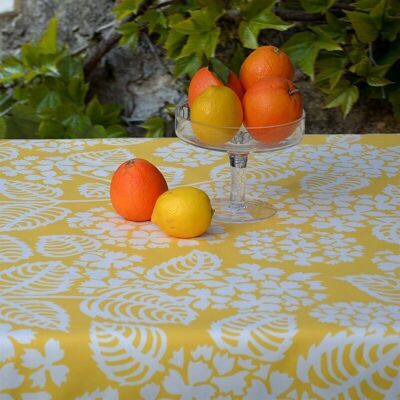 Gelbe, mit Hortensien beschichtete Tischdecke