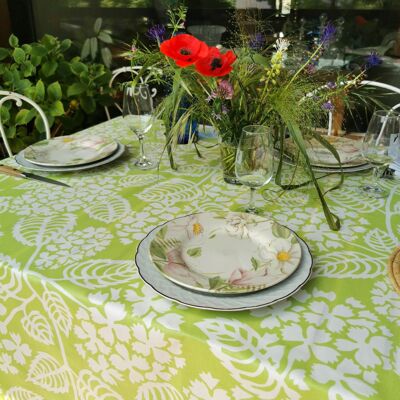 Grüne, mit Hortensien beschichtete Tischdecke