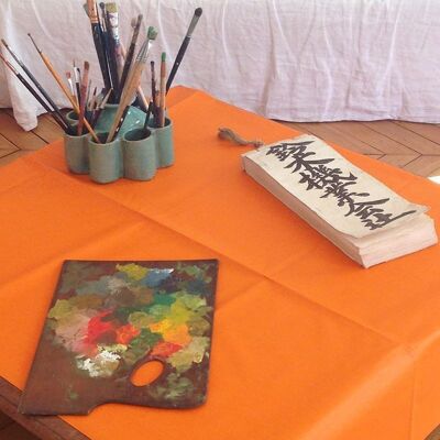 Einfarbige orange beschichtete Tischdecke