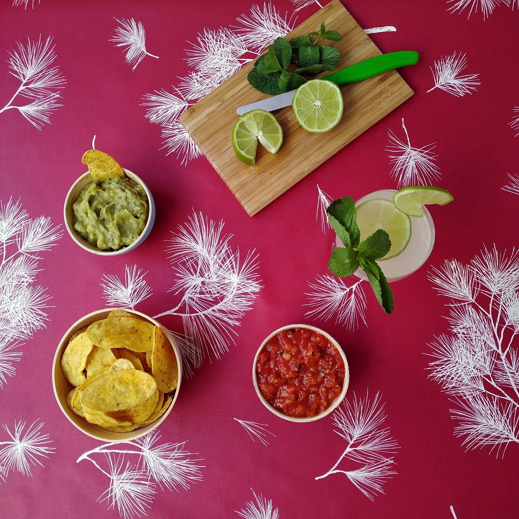 Camino de mesa revestido de pino rojo