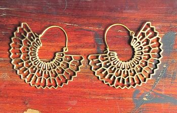 Boucles d'oreilles créoles vintage en laiton de style géométrique. 5