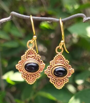 Belles boucles d'oreilles vintage ovales en onyx noir pendantes en laiton 2