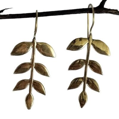 Encantadores pendientes colgantes de latón con diseño de enhebrador de hojas