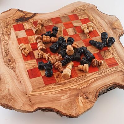 Juego de ajedrez rústico de madera de olivo de unos 42 cm.