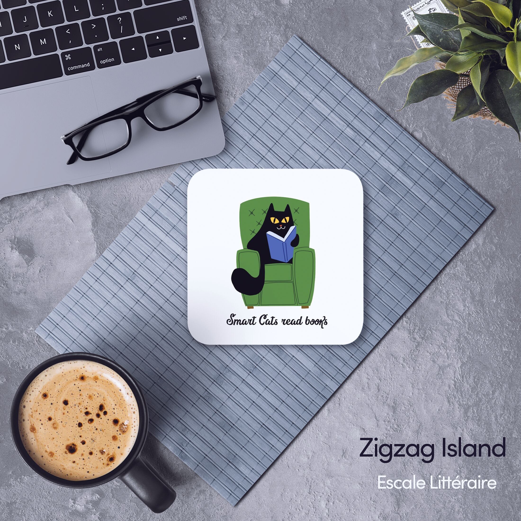 I gatti intelligenti leggono libri sottobicchiere in legno