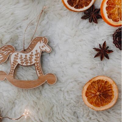 Decorazione natalizia con cavallo a dondolo in legno