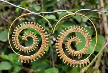 Boucles d'oreilles attrayantes en laiton de conception traditionnelle en spirale 2