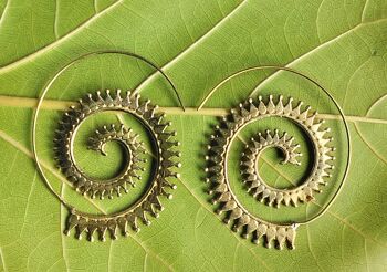 Boucles d'oreilles attrayantes en laiton de conception traditionnelle en spirale 3