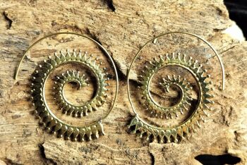 Boucles d'oreilles attrayantes en laiton de conception traditionnelle en spirale 5