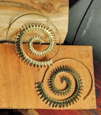 Boucles d'oreilles attrayantes en laiton de conception traditionnelle en spirale 6