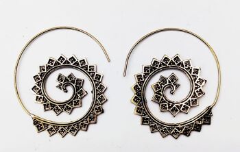 Boucles d'oreilles faites à la main en spirale en laiton tribal indien de grande taille 1