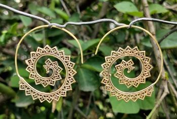 Boucles d'oreilles faites à la main en spirale en laiton tribal indien de grande taille 2