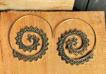 Boucles d'oreilles faites à la main en spirale en laiton tribal indien de grande taille 4