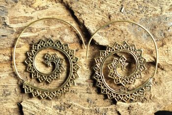 Boucles d'oreilles faites à la main en spirale en laiton tribal indien de grande taille 6