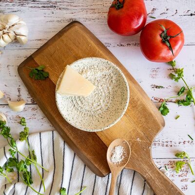 Plato rallador de queso y verduras de cerámica hecho a mano- Blanco GRANITO