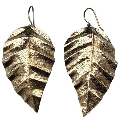 Belles boucles d'oreilles en laiton pour femmes conçues avec des feuilles profondes