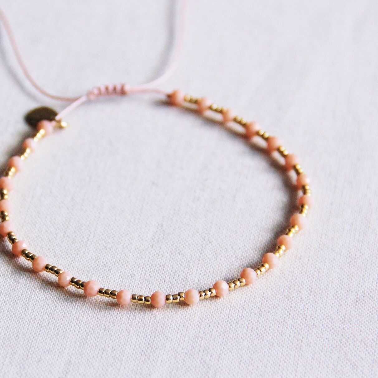 Edelsteinarmband mit vergoldetem Miyuki – Pfirsich