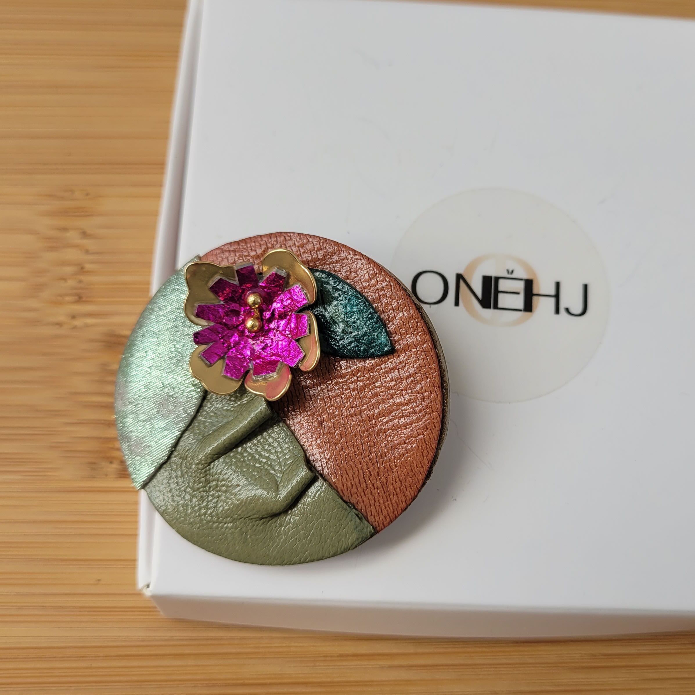 Gucci flower sale brooch